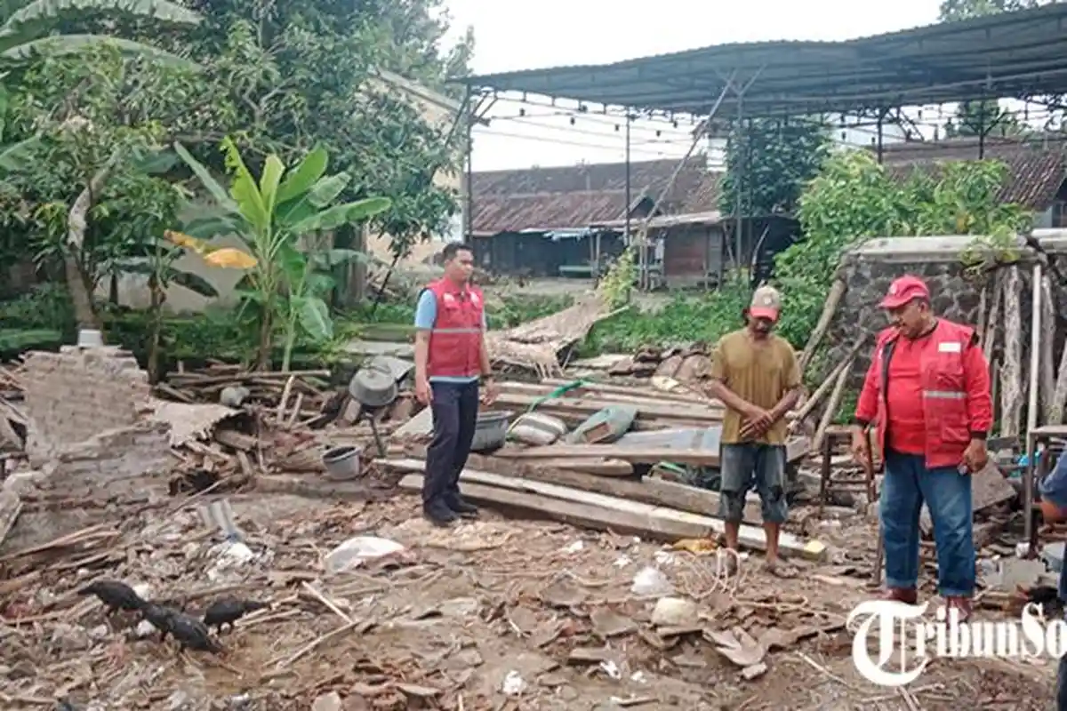 Tak Ada Angin dan Hujan, Dapur dan Kamar Mandi Warga Kampung Krapyak Sragen Roboh Rata dengan Tanah