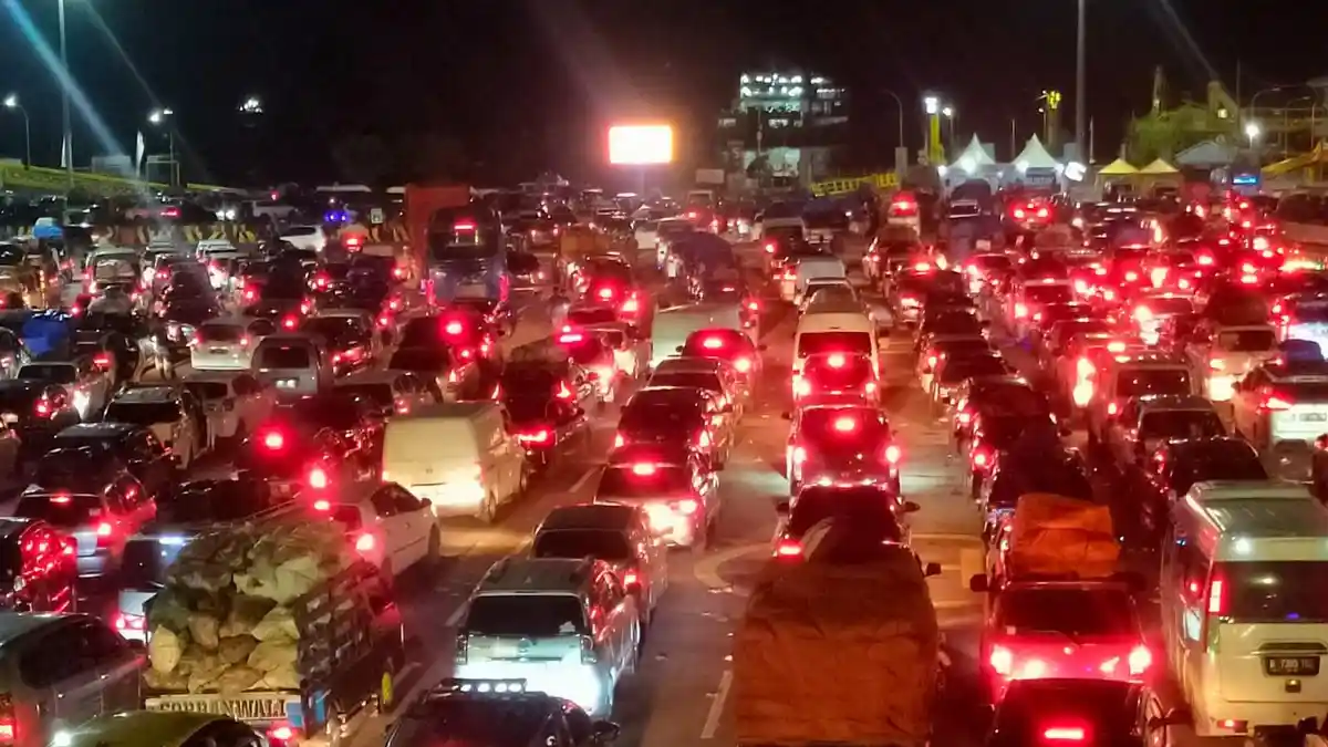 Pelabuhan Merak Dipadati Pemudik pada H-3 Lebaran, Kantong Parkir Dermaga Penuh