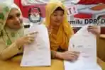 Pegawai KPU Tunjukan Formulir Model C6 Salah Tulis