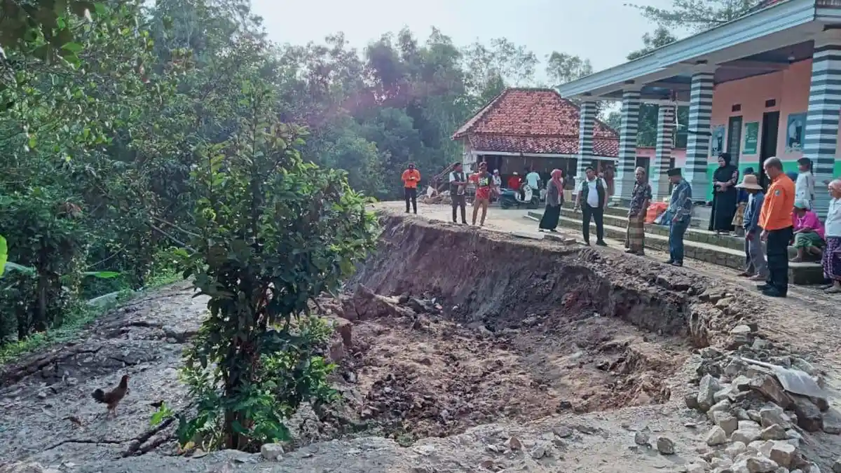 Sampang Terus Diguyur Hujan, Tiga Lokasi Terdampak Longsor