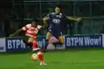 Sambil Terbang Arif Suyono Rebut Bola Munhar 
