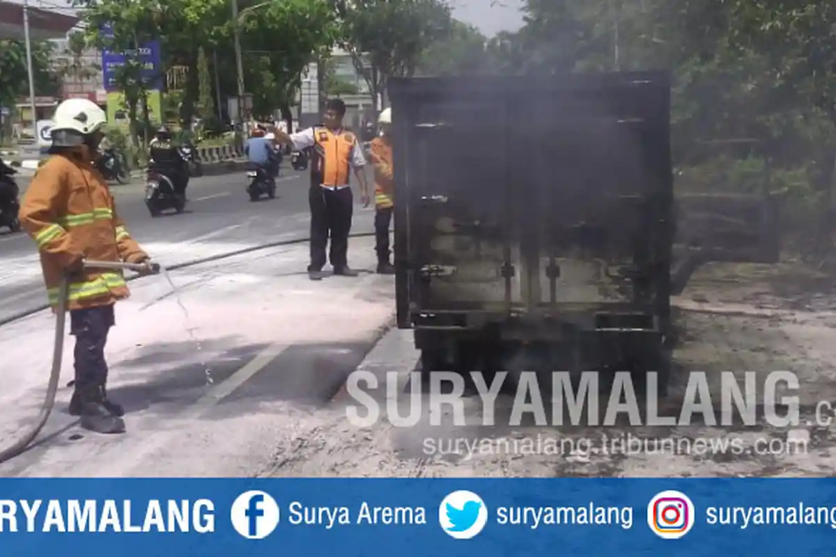 Mobil Boks yang Mengangkut 50 Liter Solar Terbakar di Depan SPBU Jemursari, Surabaya