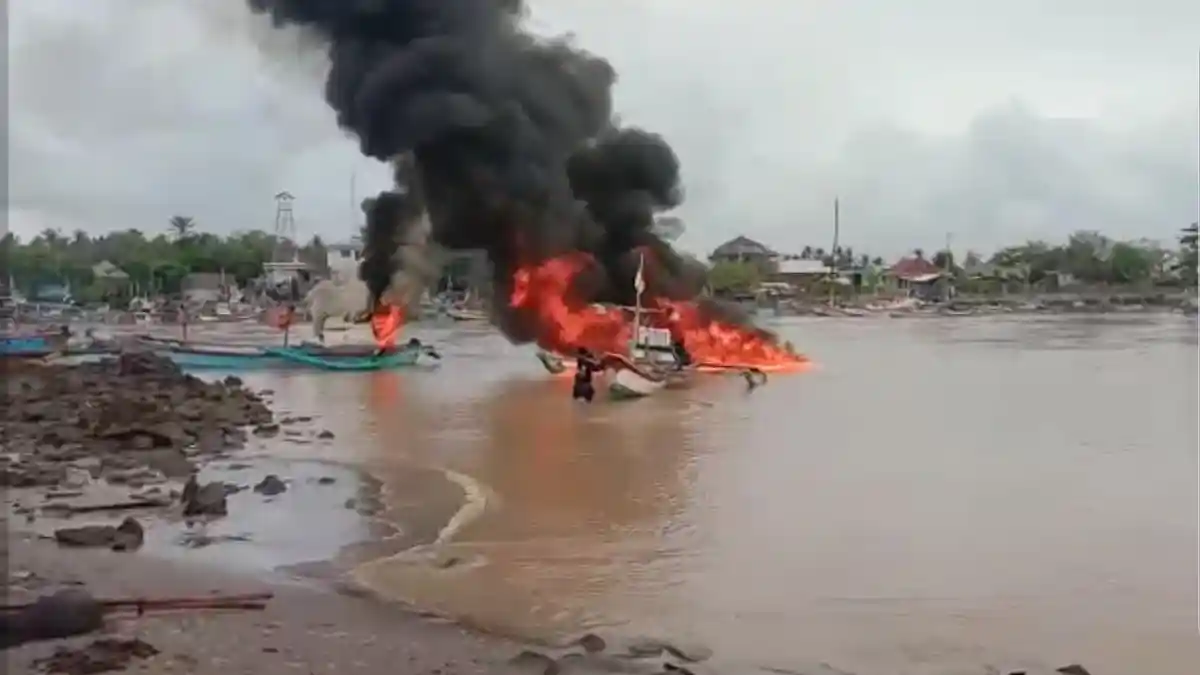 Kapal Nelayan Terbakar di Pesisir Pantai Pandeglang, ABK Berlompatan Nyebur ke Laut