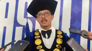 Rektor-Unisba-Prof-Harits-Numan-setelah-pengukuhan-guru-besar-Kamis-3042026.jpg