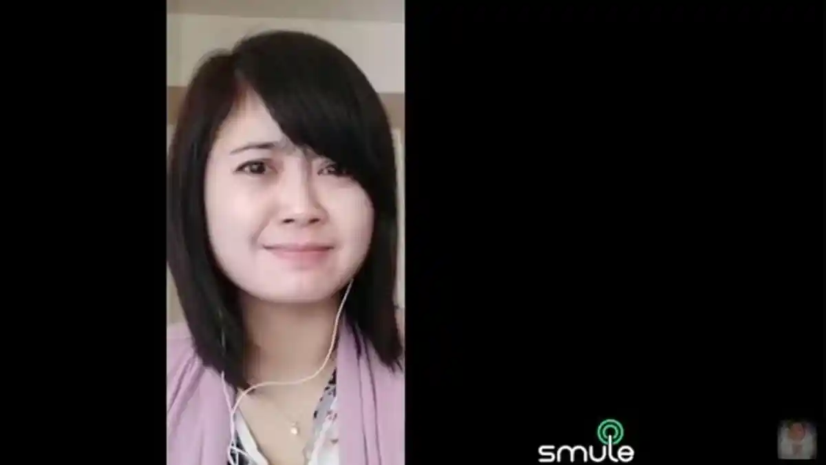 Kocak & Mendebarkan! Wanita Ini Karaoke Smule Tapi Video Pasangannya Terlihat Gelap, Begitu Menyala