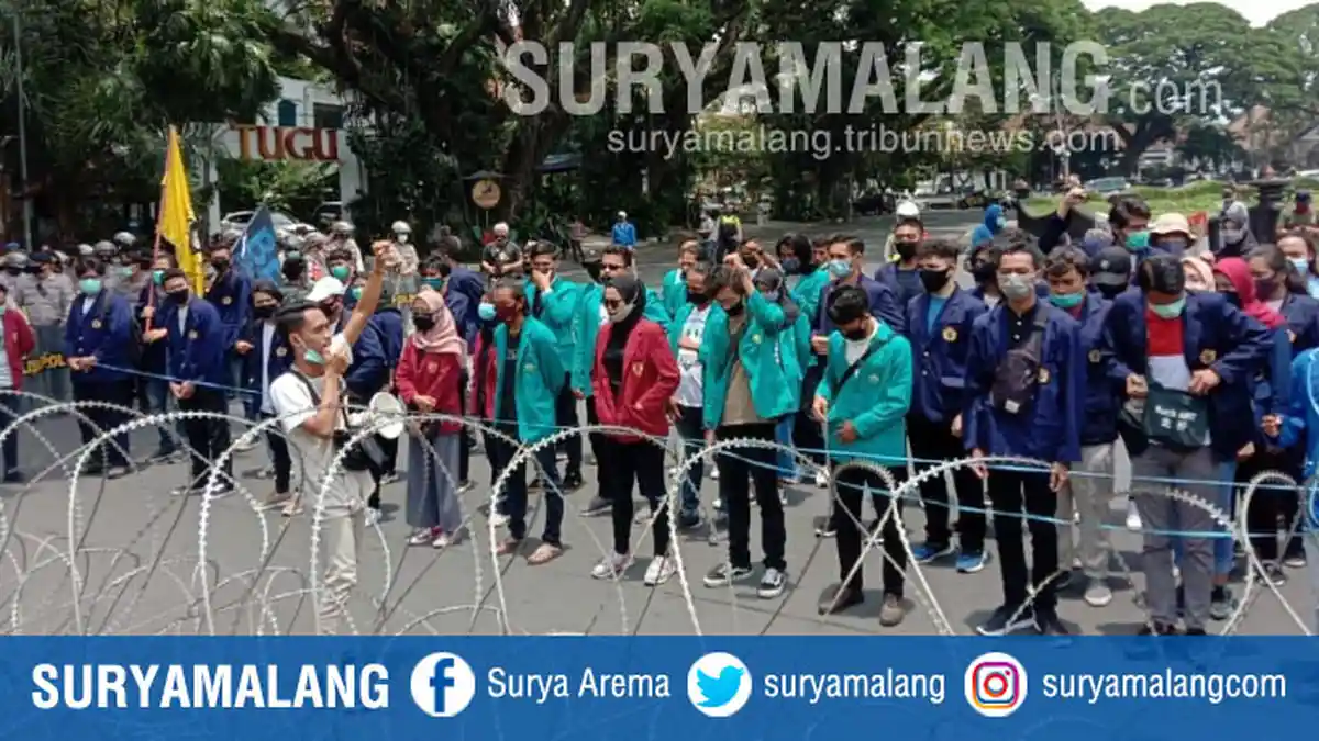 BEM Malang Raya Demo Tolak UU Cipta Kerja di Depan Balai Kota Malang