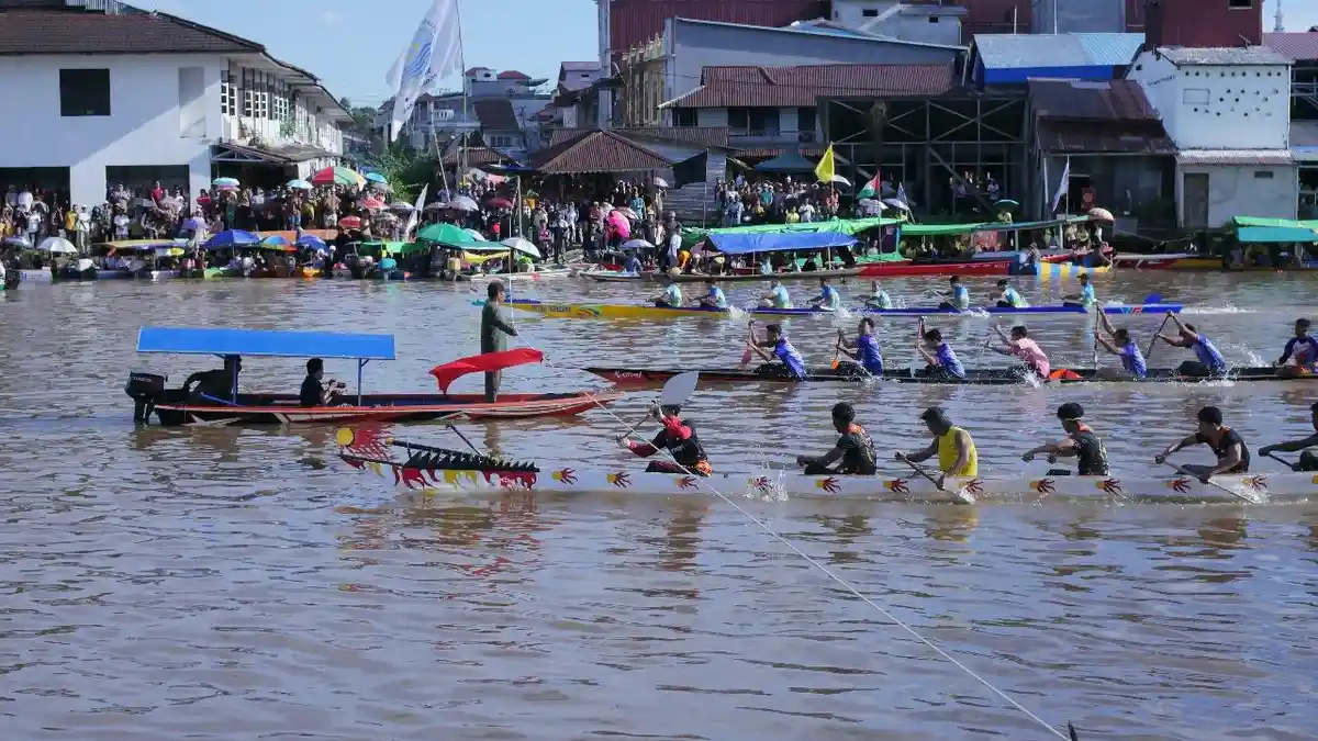 150 Tim Dayung Sampan Bidar Beradu di Sungai Sambas Kecil
