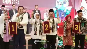Tiga-Pasangan-calon-saat-menunjukkan-nomor-urut-pasangan-calon-Pilgub-Jatim-2024.jpg