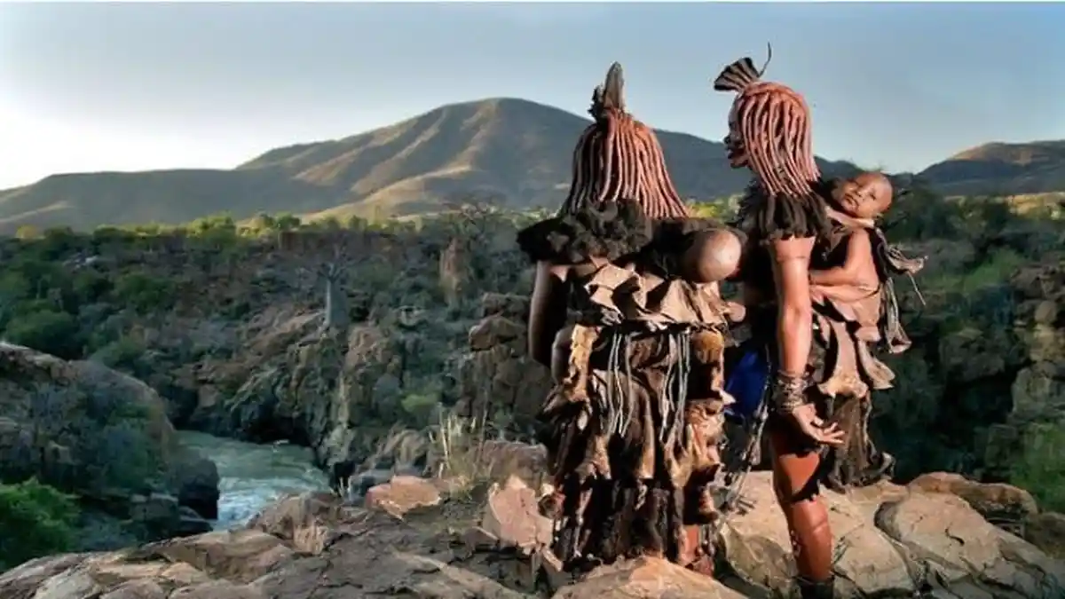 Tak Pernah Mandi, Suku Himba Tetap Punya Badan Bersih, Ini Rahasianya