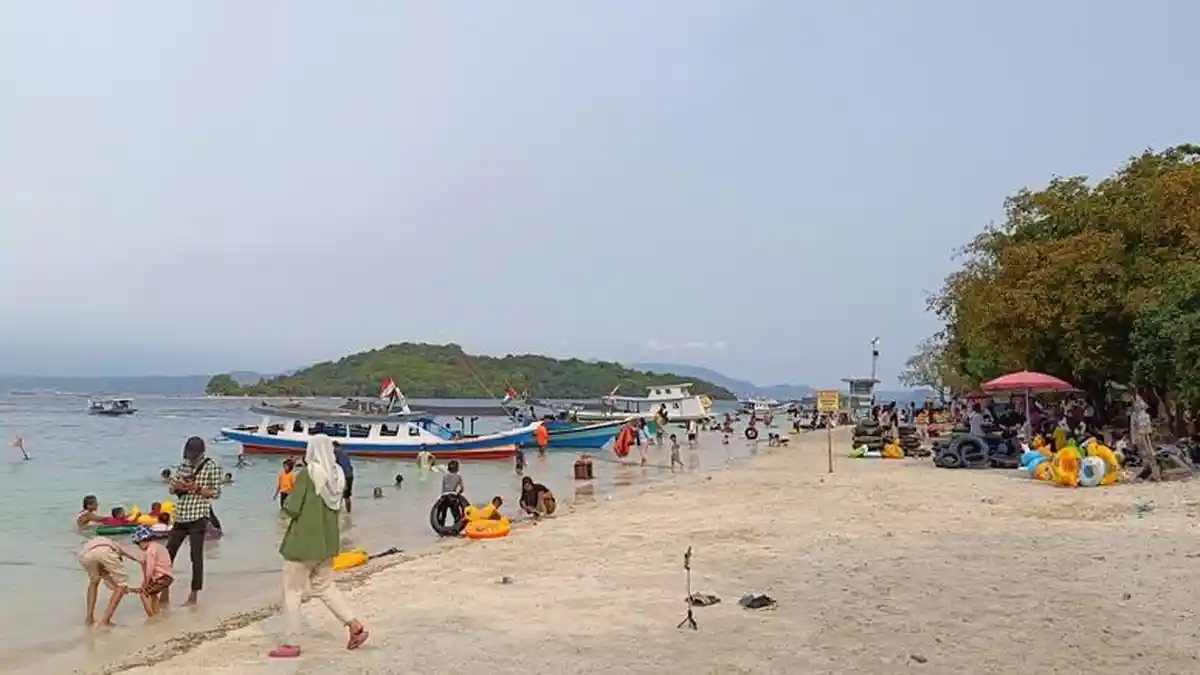 Pengunjung Pantai Mutun Pesawaran Berkurang di Perayaan Natal 2023