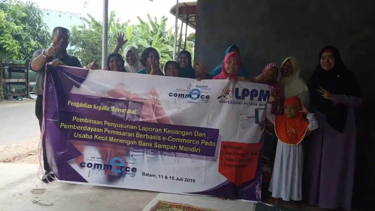 UPB Latih UKM Bank Sampah Mandiri Batam untuk  Laporan keuangan dan Pemasaran Berbasis E-Commerce