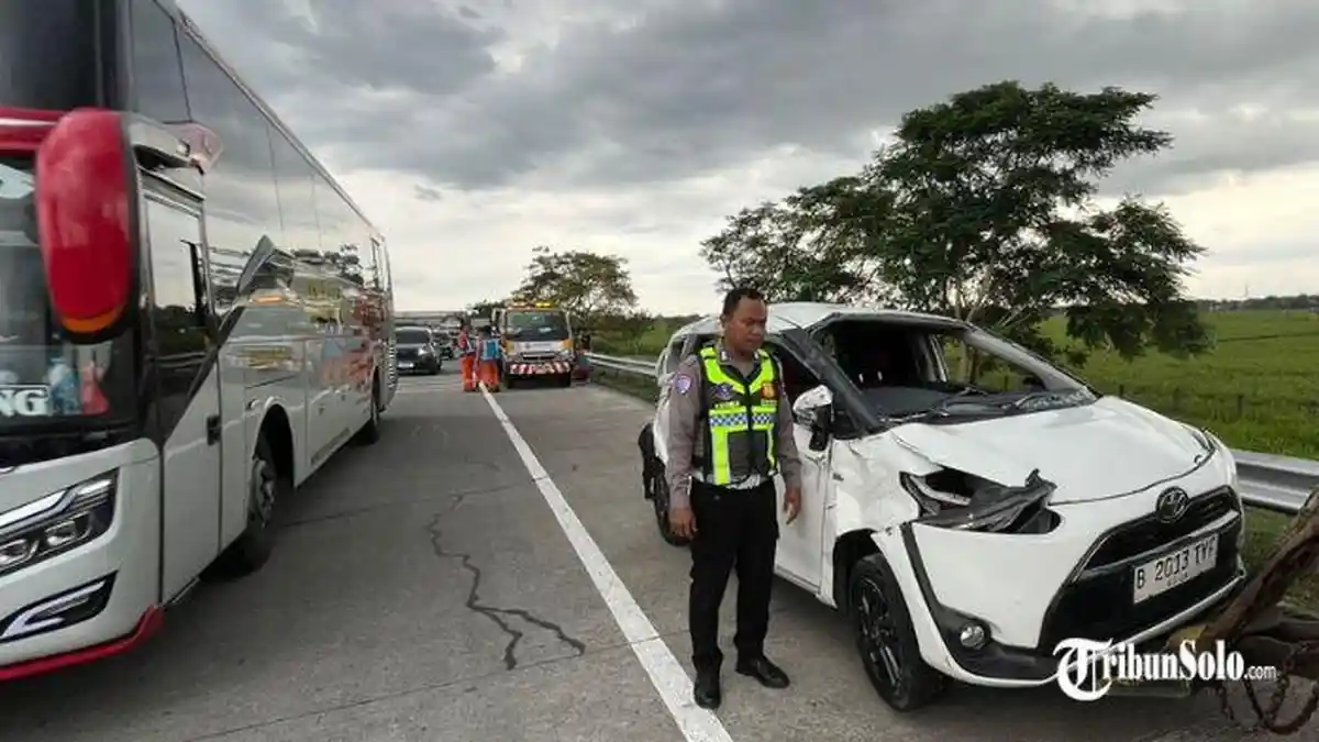Detik-detik Kecelakaan Maut di Tol Solo-Ngawi, Tabrak Median Jalan hingga Terbalik