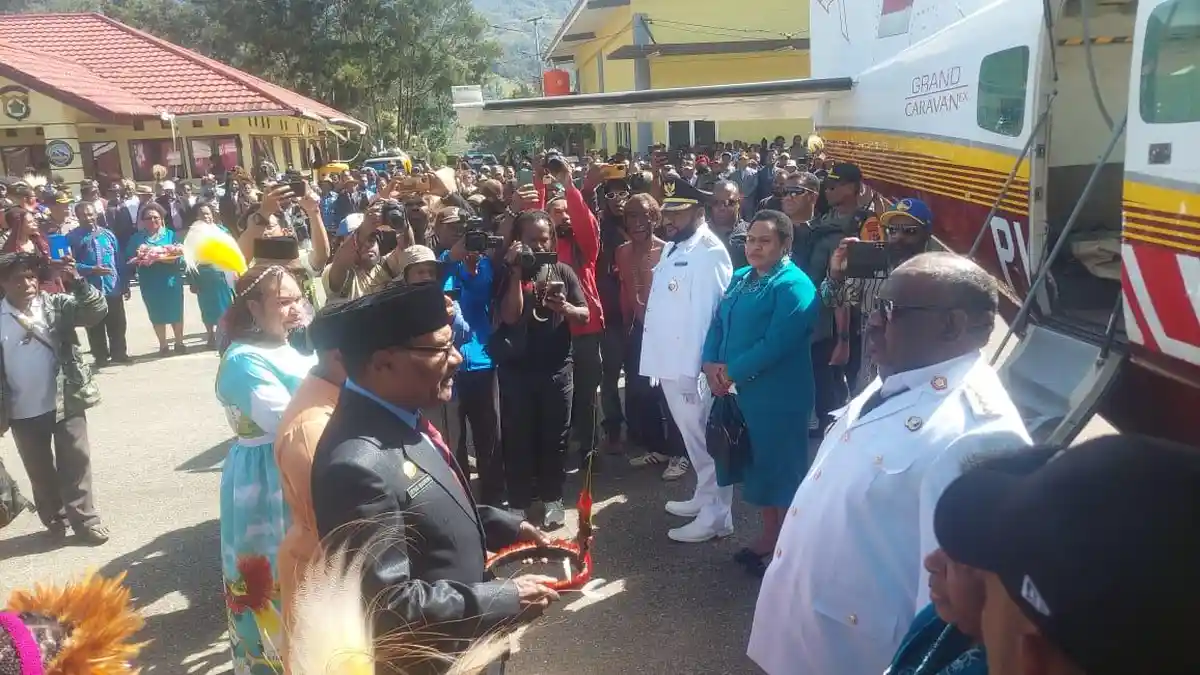 Masyarakat dan Pemda Lanny Jaya Sambut Bupati Aletinus dan Wakil  Fredi Dengan Sukacita