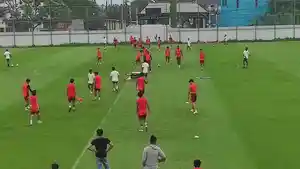 2026-05-12-Skuad-PSM-Makassar-latihan-passing-di-Stadion-Kalegowa.jpg