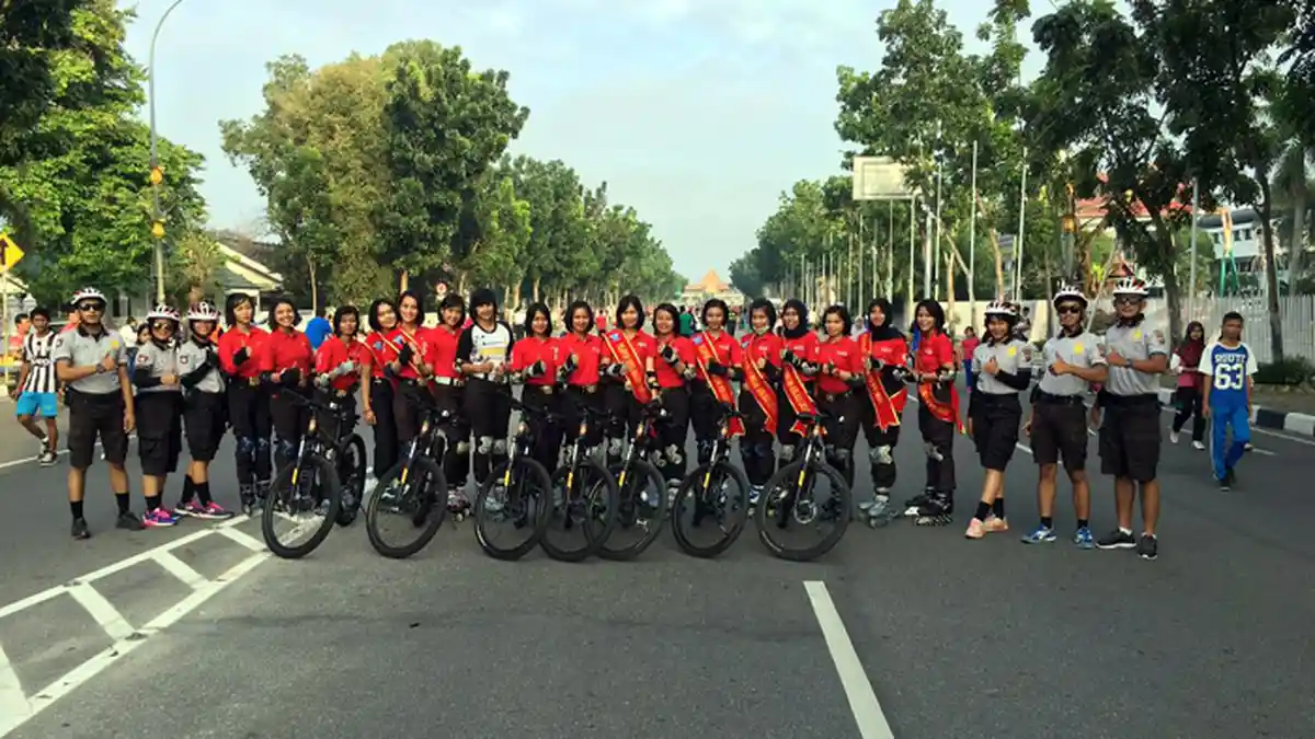 Polwan Cantik Satlantas Pekanbaru Amankan Area CFD di Jalan Gajahmada