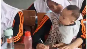 Viral-kisah-pilu-Zulfa-siswi-SMA-gendong-adik-ke-sekolah-demi-membantu-orang-tua.jpg
