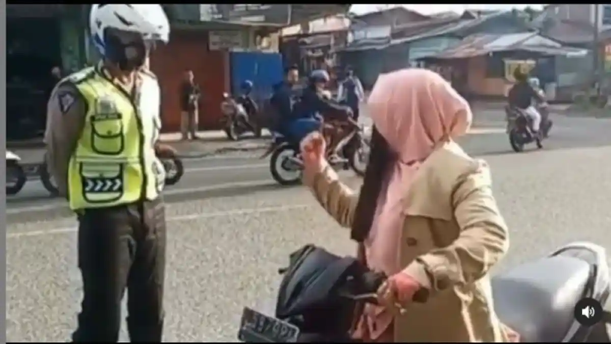 Viral Emak-emak Bermotor Marah Ditegur Polisi, Teriak Langsung Tancap Gas