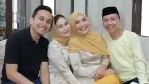 Kevin-Gusnadi-foto-bareng-keluarga-Ayu-Ting-Ting-di-momen-Idul-Adha.jpg