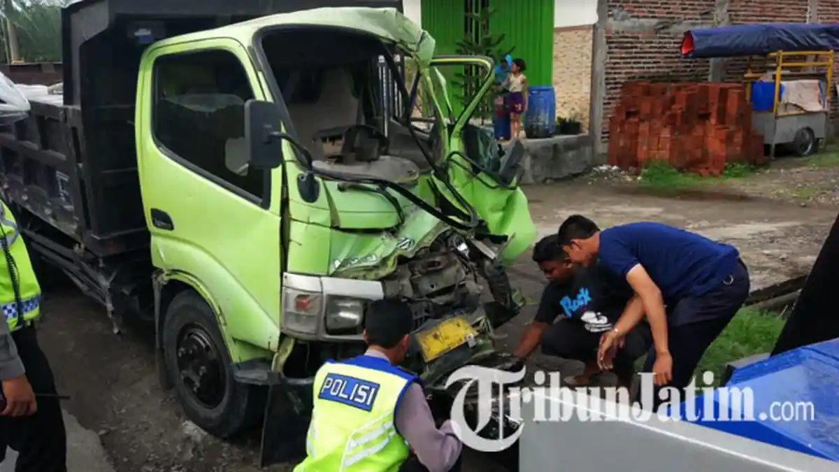 Ugal-ugalan, Dua Dump Truk Adu Moncong di Cerme Gresik, Sopir Terjepit