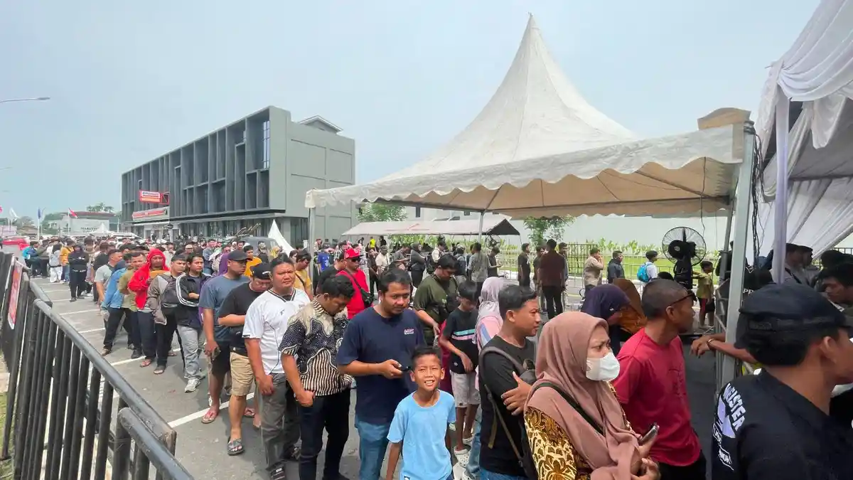 Suporter Mandi Keringat, Antrean Tukar Tiket jadi Gelang Semi Final AFF Mengular
