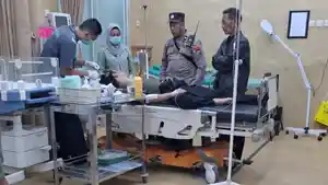 DIRAWAT-Korban-saat-menjalani-perawatan-medis-di-IGD-RSUD-Waluyo.jpg