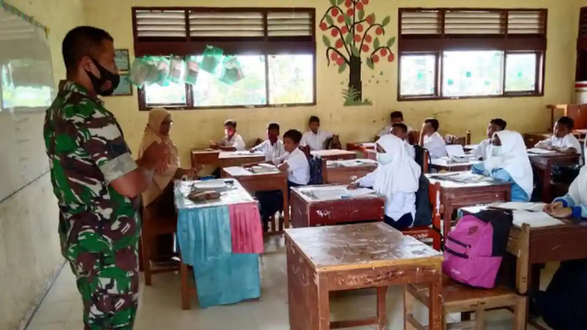 Babinsa Koramil Montasik Pastikan Penerapan Protkes saat PTM di Sekolah