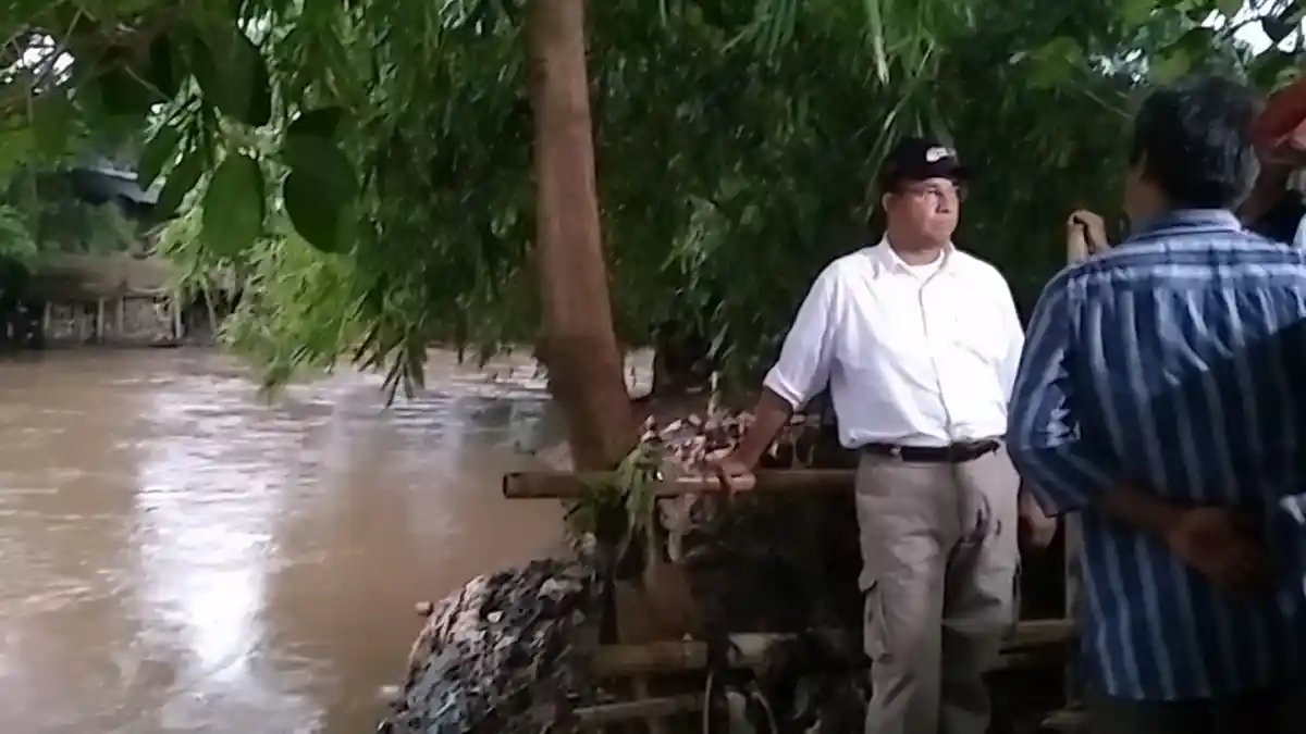 Kunjungi Bukit Duri, Anies Baswedan Disodori 8 Tuntutan Warga