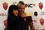 Radja Nainggolan dan Julia Perez Hadiri Konpers AS Roma