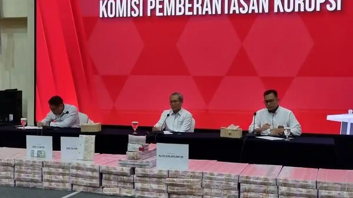 Tumpukan Uang Korupsi Lukas Enembe Dibungkus Plastik, Dipamerkan Saat Jumpa Pers di KPK