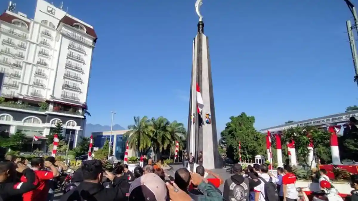 Sambut HUT RI ke 77, Komunitas Motor di Bogor Lakukan Upacara Bendera di Tugu Kujang