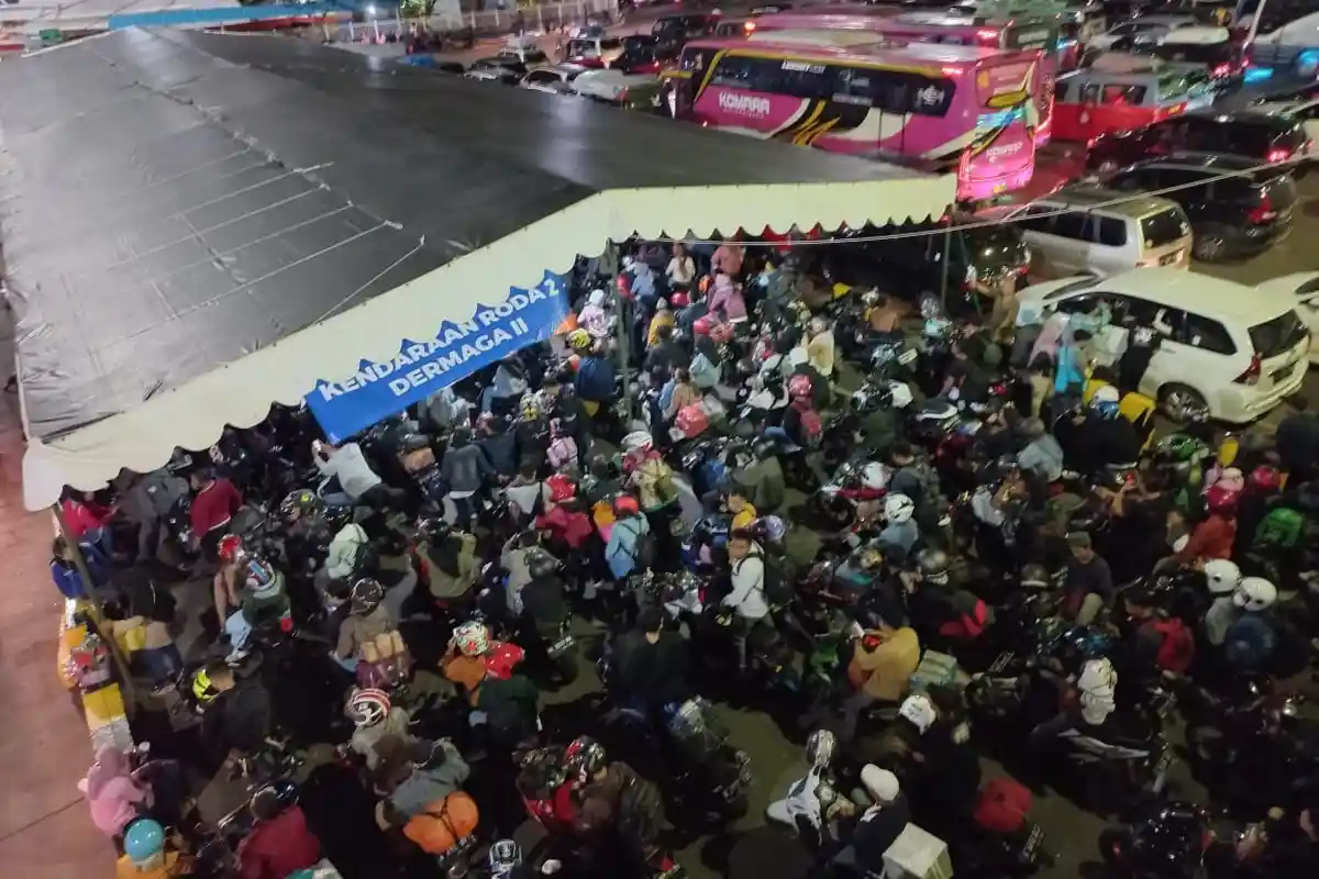 H-2 Lebaran 2022, Pengendara Motor Kepung Pelabuhan Merak Banten