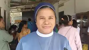 Sr-dr-Maria-Adriana-Neno-SSpS-Kepala-RS-Katolik-Marianum-Halilulik-memberikan-keterangan.jpg