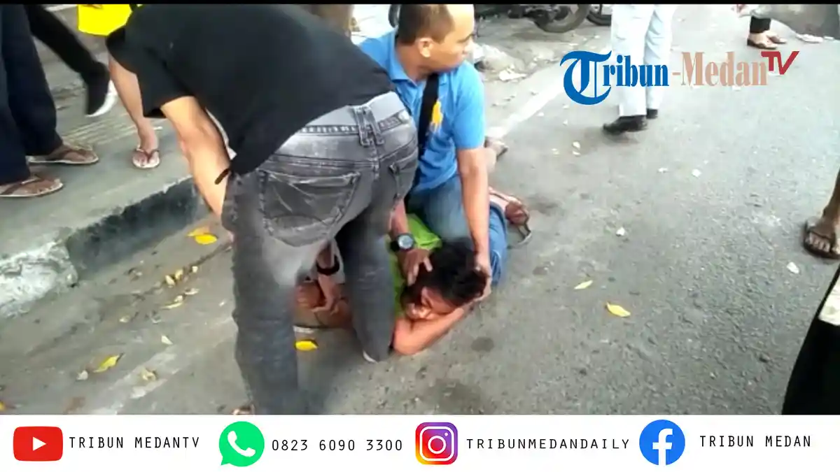 Seorang Perempuan Ngamuk dan Lempari Mobil karena Tak Diberi Rokok