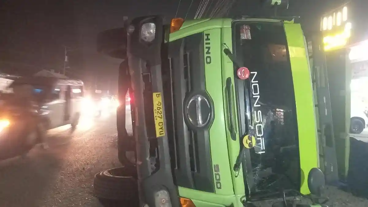 Kecelakaan Malam Ini: Truk Pengangkut Batu Bara di Kragilan Serang Terjungkal, Begini Kondisinya
