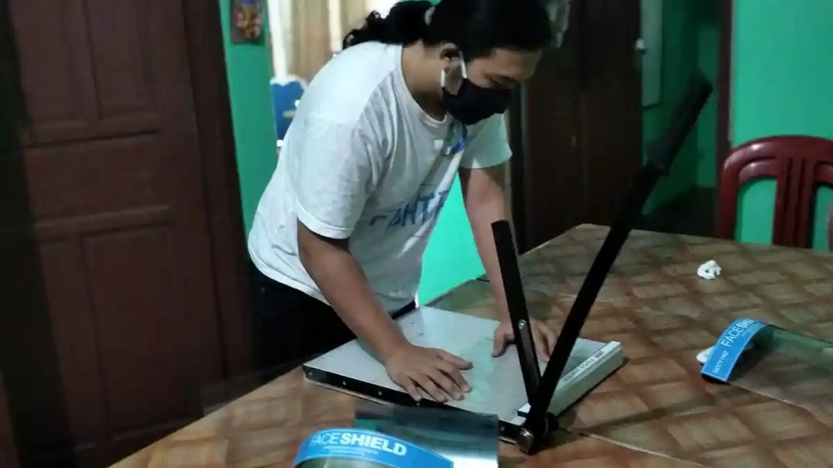 Cerita Mahasiswa di Bandar Lampung Bikin Face Shield, Mampu Produksi 500 Buah per Hari