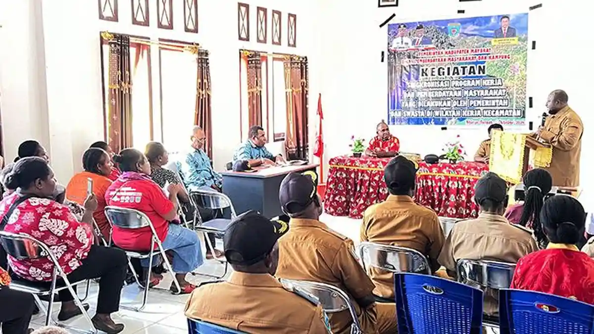 Hadiri Sinkronisasi Program DPMK di Aitinyo Tengah, Pj Sekda Maybrat Beri Bantuan ke Kader Posyandu