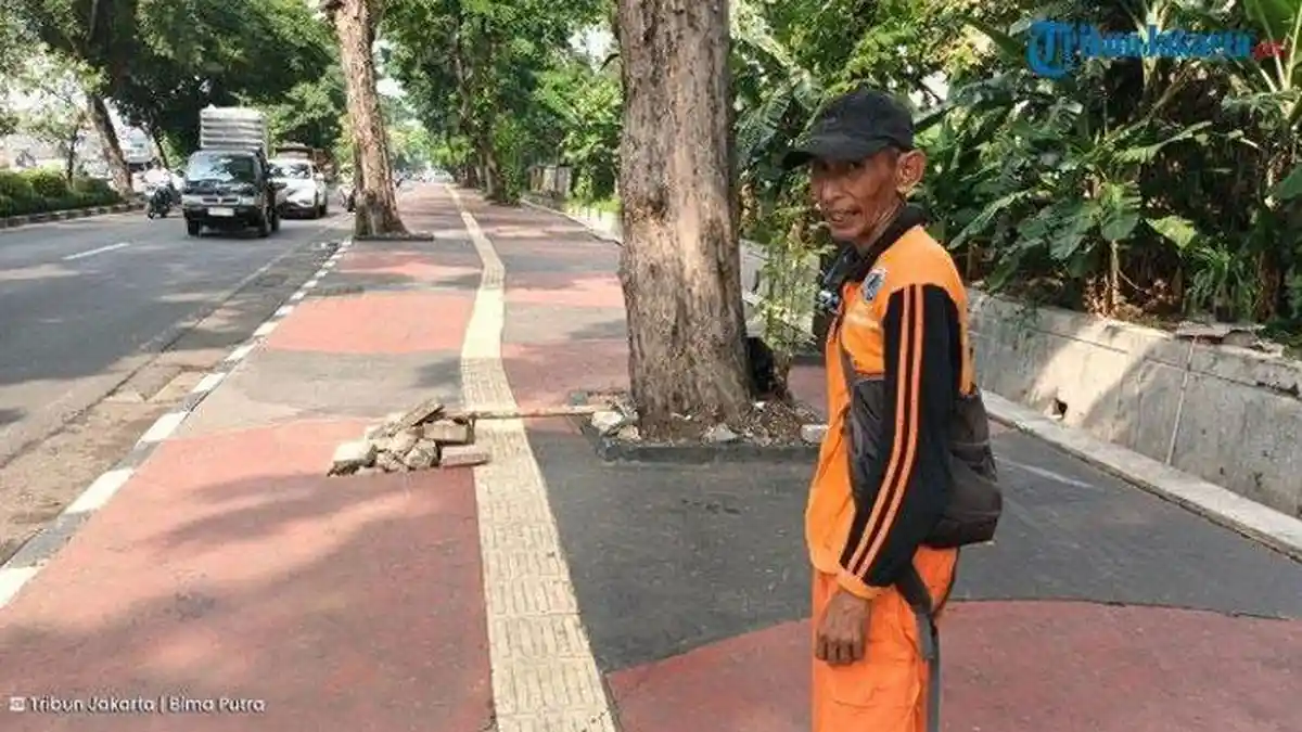 Sosok Arief, Petugas PPSU Viral Berani Usir Pemotor dari Trotoar, Pernah Kecelakaan Ditabrak