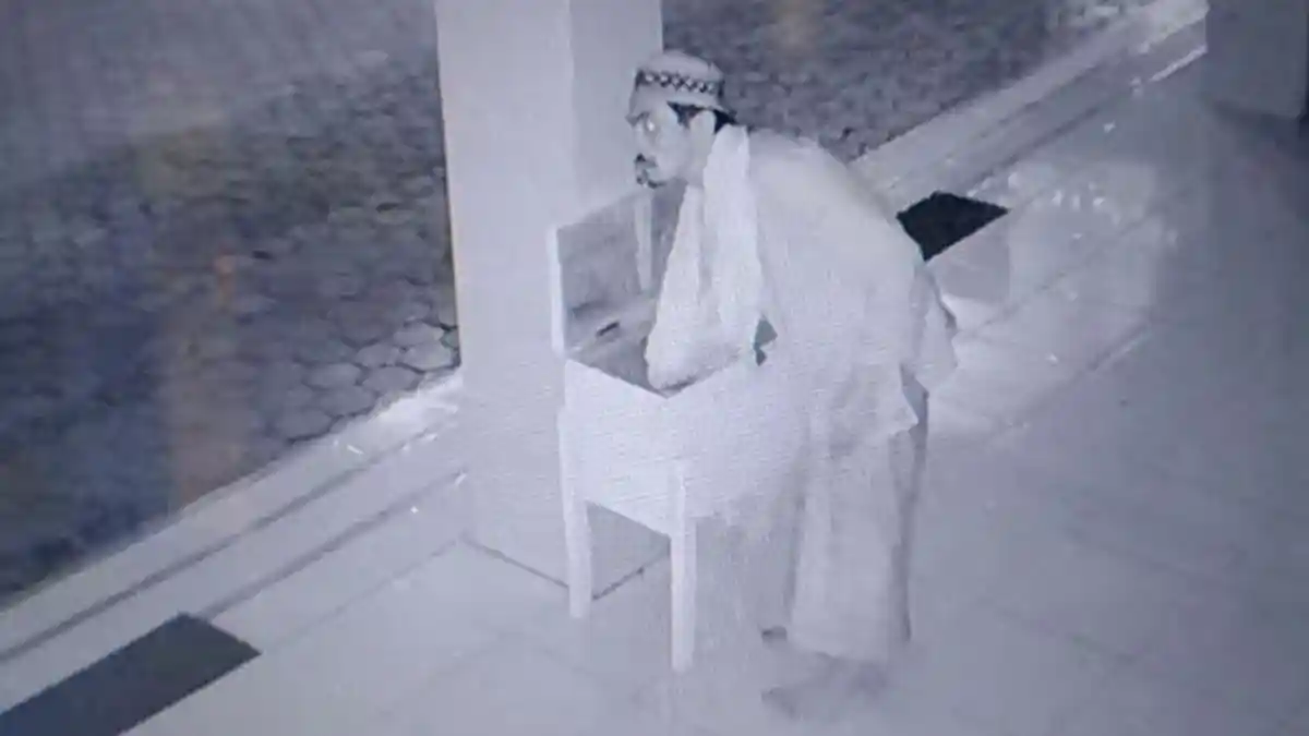 Maling Bersurban Obok-obok Kotak Amal Masjid di Gresik, Tak Sadar Aksinya Terekam CCTV