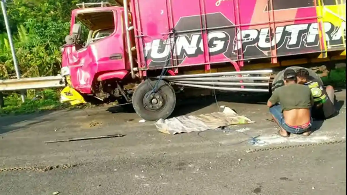 Nyawa Petugas Tol Semarang Nyaris Melayang, Truk Cabai Mendadak Oleng di TKP Kecelakaan Ertiga