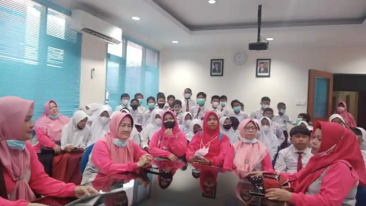 Siswa SDN 16 Sungailiat Antusias Bertanya Seputar Wartawan