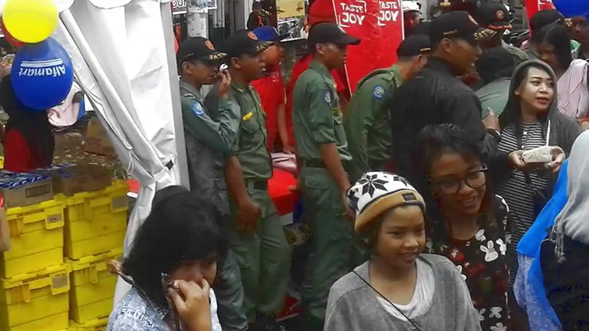 Pembagian Es Krim Diserbu Anak-anak di Car Free Day Dago