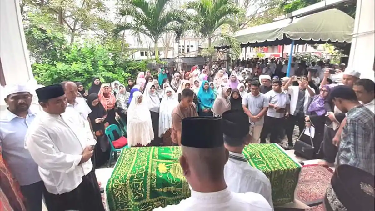 Ribuan Orang Antar Jenazah Prof Muslim