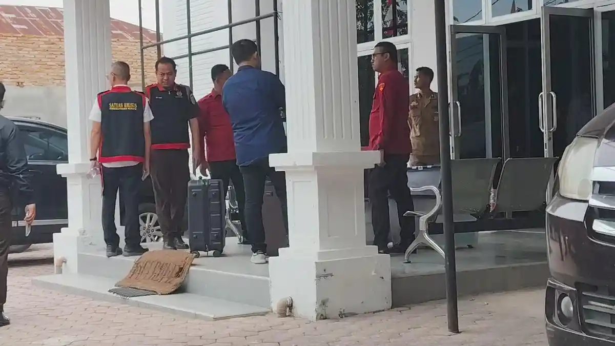 2 Koper dan 9 Kotak Diduga Barang Bukti Dibawa Jaksa dari Kantor KPU Tanjungbalai