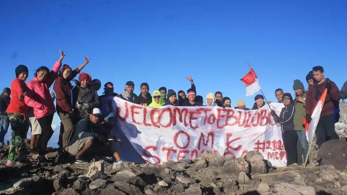 OMK Stemada Rayakan HUT Kemerdekaan RI di Puncak Gunung Ebulobo