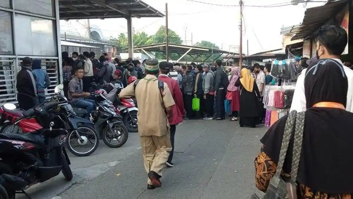 Hari Ini Perkantoran di Jakarta Buka, Penumpang di Gerbong KRL Dibatasi, Ini yang Terjadi di Stasiun