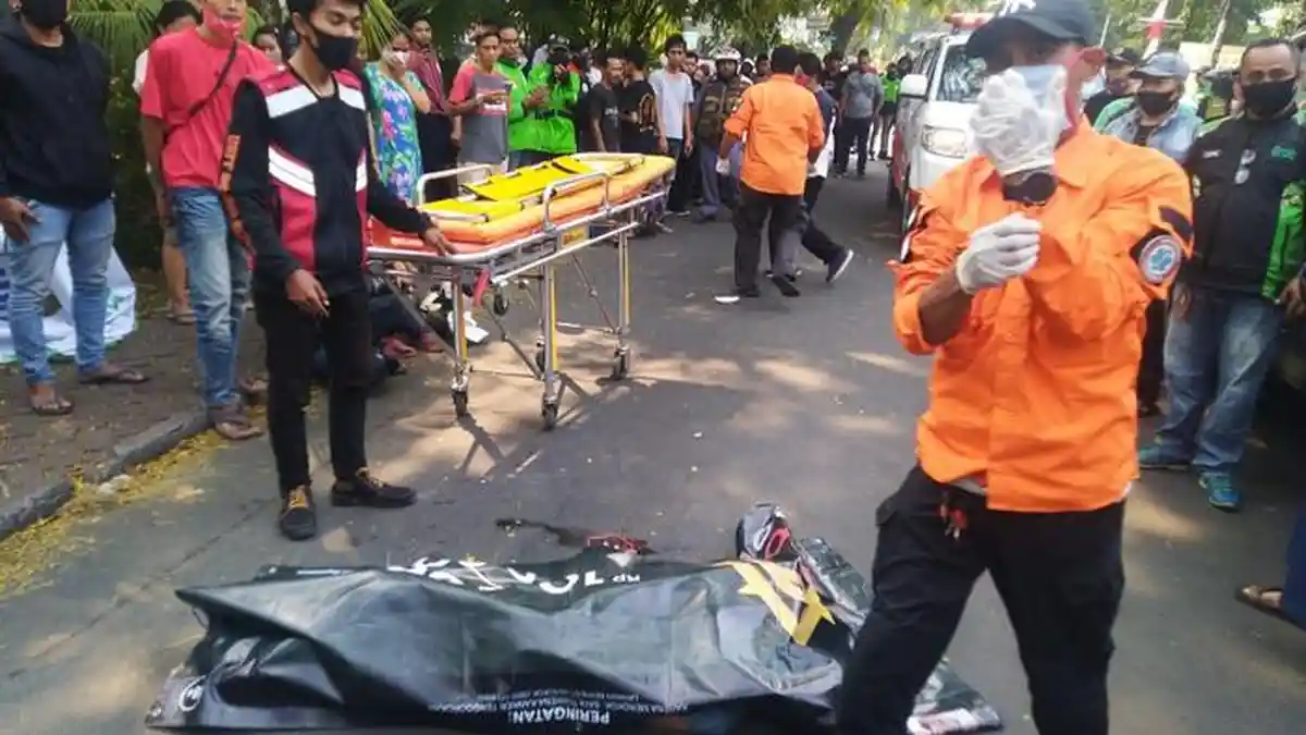 Wanita Penumpang Motor Tewas Dalam Kecelakaan yang Melibatkan Mobil dan Motor di Ciputat Timur