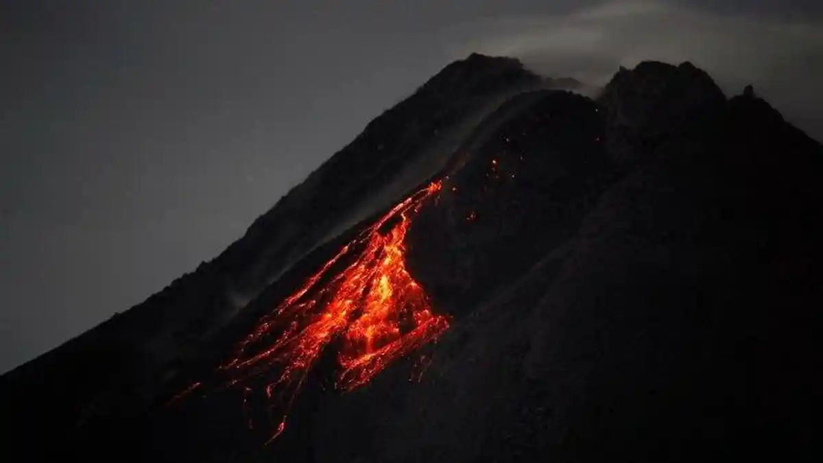 Selasa Pagi Gunung Merapi Alami Guguran Lava Pijar 12 Kali, Jarak Luncur Hingga 1.200 Meter