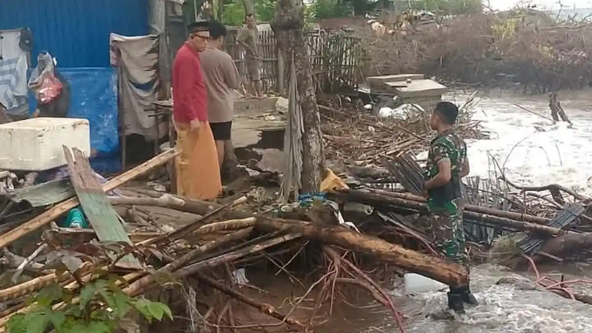 Badai Rob Terjang Pota Manggarai Timur, Babinsa Elar Turun Bantu Warga