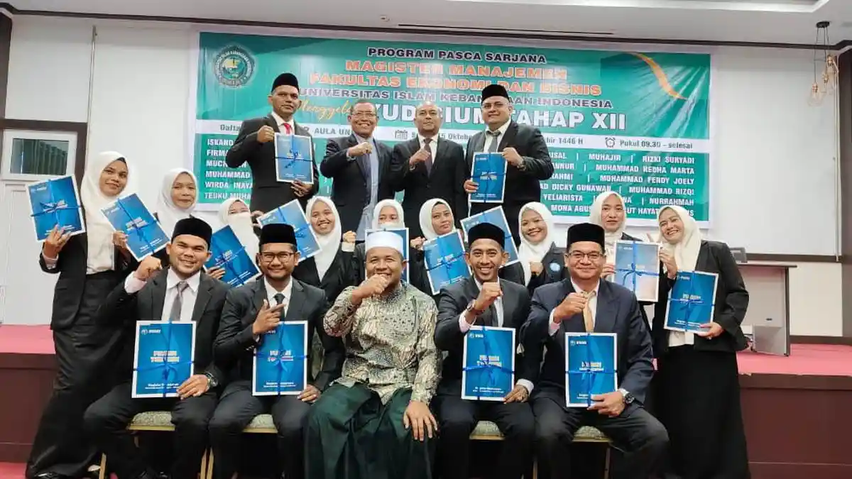 14 Dewan Guru Dayah Misbahud Dhulam Al-Aziziyah Yudisium S2
