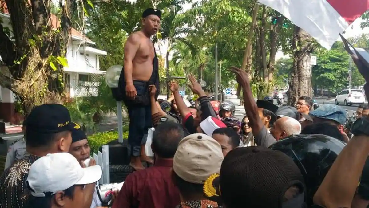 Bertelanjang Dada, Demonstran Ini Nekat Panjat Pagar Rumah Risma